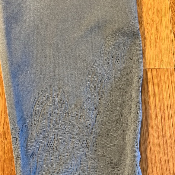 New!  Lululemon leggings.  Gray with mesh details.  Size 8 - Picture 3 of 4